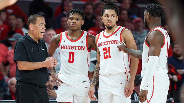 Houston players talk to coach Kelvin Sampson